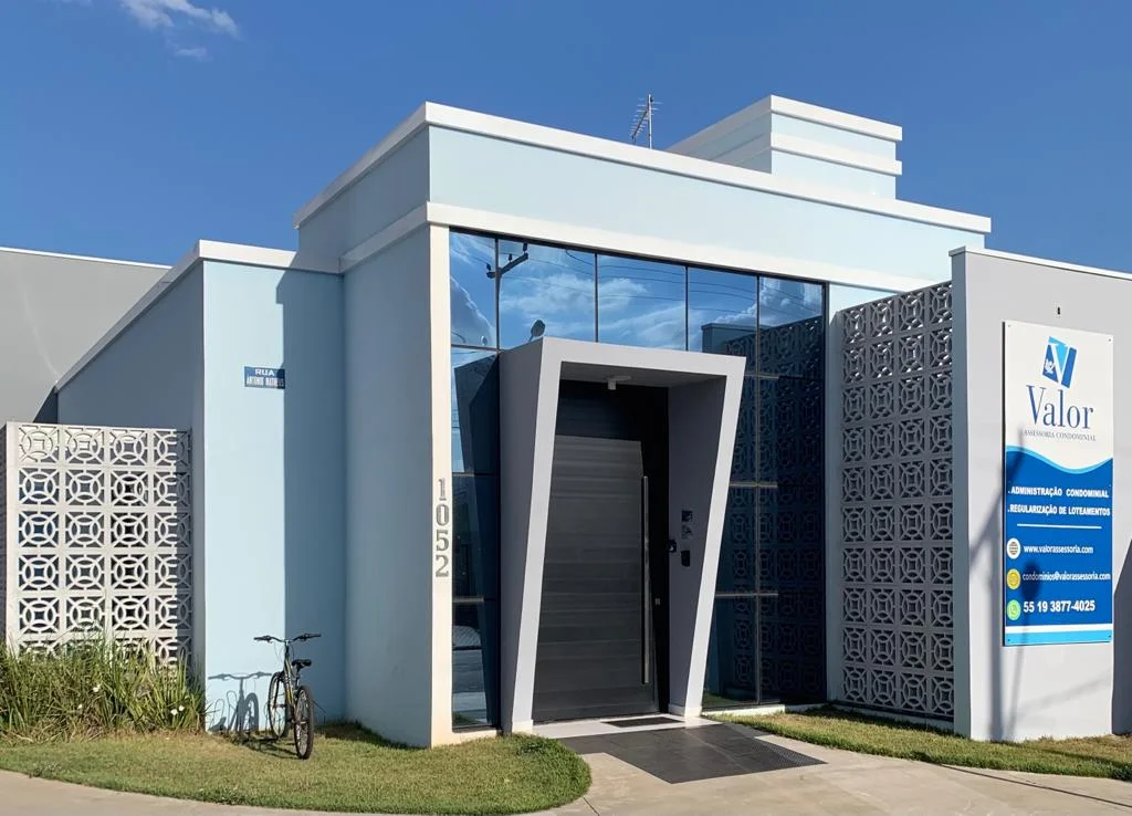 Fachada da Valor Assessoria Condominial em Artur Nogueira, com entrada e placa de identificação
